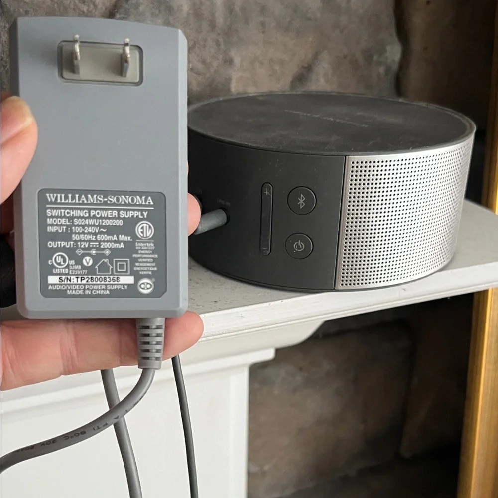 $80 Williams Sonoma Gray Bluetooth Loudspeaker Device w/Power cord iPhone IPad
